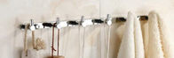 La douche contemporaine solides solubles de salle de bains vêtx des crochets de robe longue