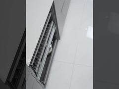 Des accessoires de cuisine en métal, des gadgets de cuisine uniques, des étagères, des bols, des paniers en fer.