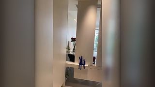 Lac de célébrités Internet au design irrégulier, miroir complet accroché au mur, mur irrégulier