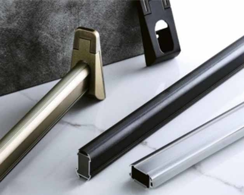 Armoire en aluminium lourd accessoires de baignoire vêtements pendu bâton rond et ovale bâton de placard avec support