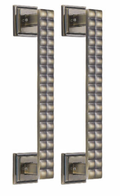 Une poignée de porte d'entrée moderne en laiton avec un noir mat élégant.